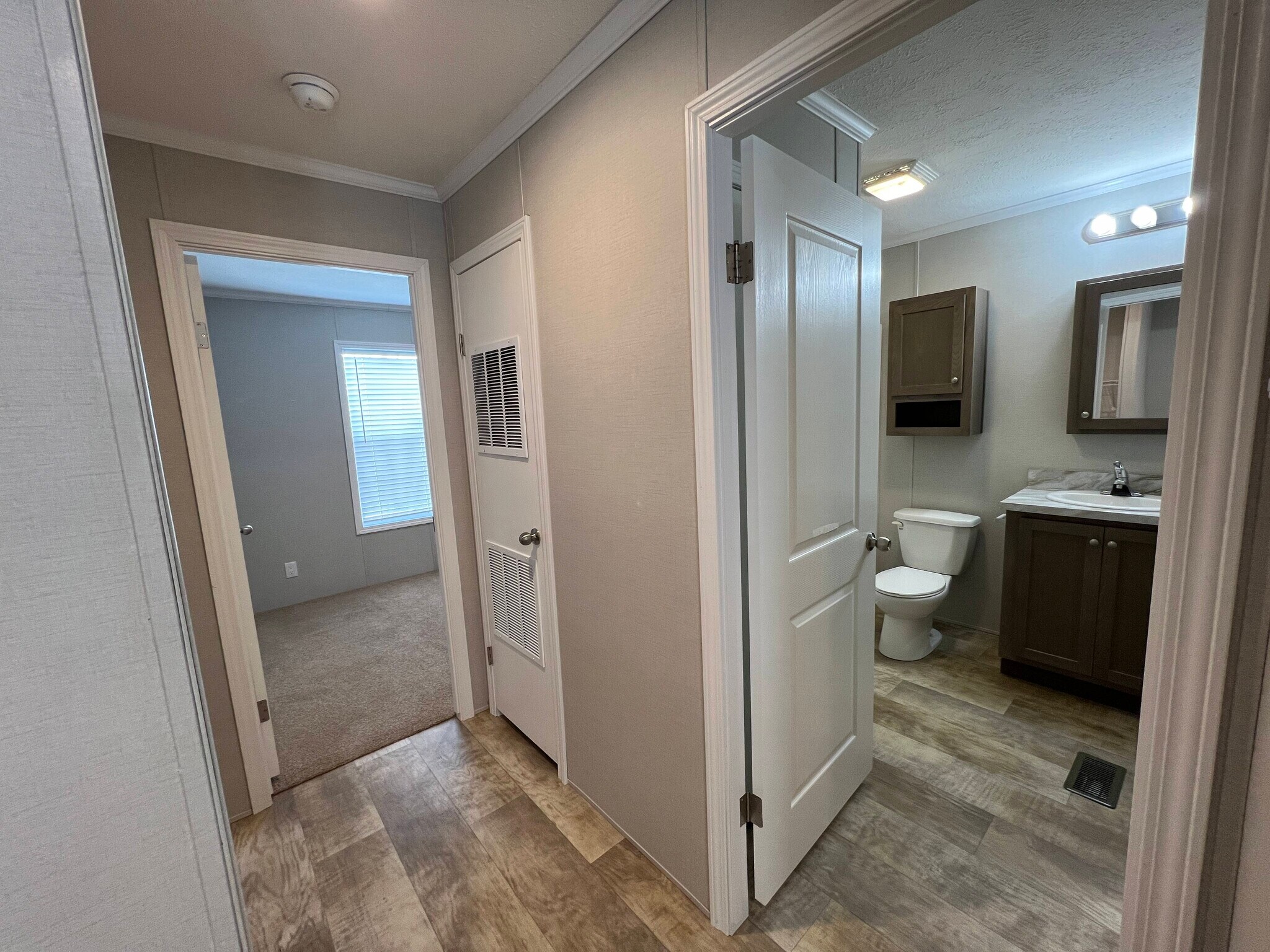 Building Photo - 15856 Marentette Dr