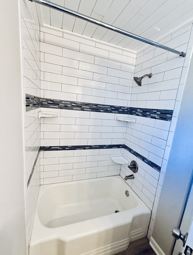 Building Photo - 2004 Chambers Dr NE