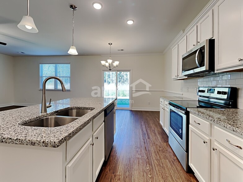 Building Photo - 986 Theodore Rd