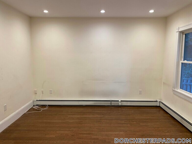Building Photo - 106 Buttonwood St