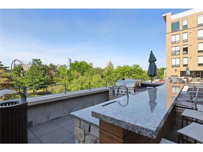 Building Photo - 401 SE Main St