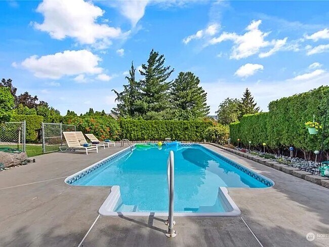 Building Photo - Luxury Home with Views, Maintained Pool and Yard. 5Bed, 3 Bath Great Location