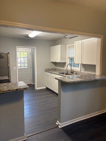 Building Photo - 1717 Cherokee Rd