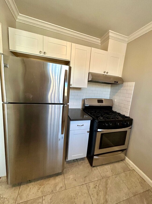 Building Photo - Remodeled 2 Bedroom in Kensington! Washer/...