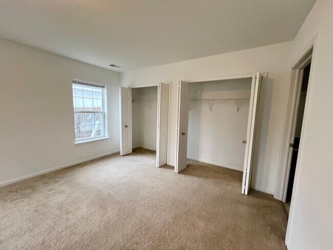 Building Photo - 2664 S Knightsbridge Cir