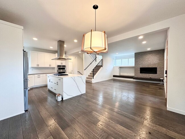 Building Photo - Exceptional Modern 3-Story Single-Family Home Near Woodstock