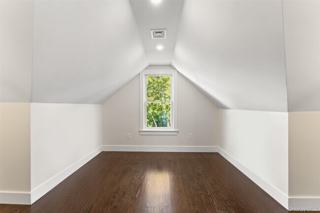 Building Photo - 15 Lincoln Ave