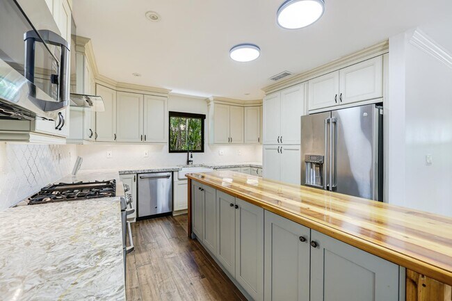 Building Photo - 7620 SW 59th Ave