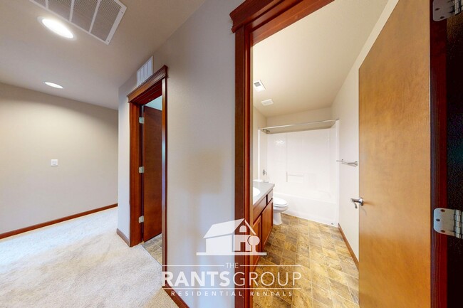 Building Photo - Fantastic Puyallup Neighborhood! Easy Comm...