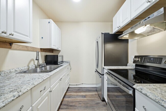 Building Photo - 1243 Cedars Ct