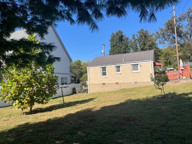 Building Photo - Charming 2 Bed, 1 Bath Nashville Rental - ...