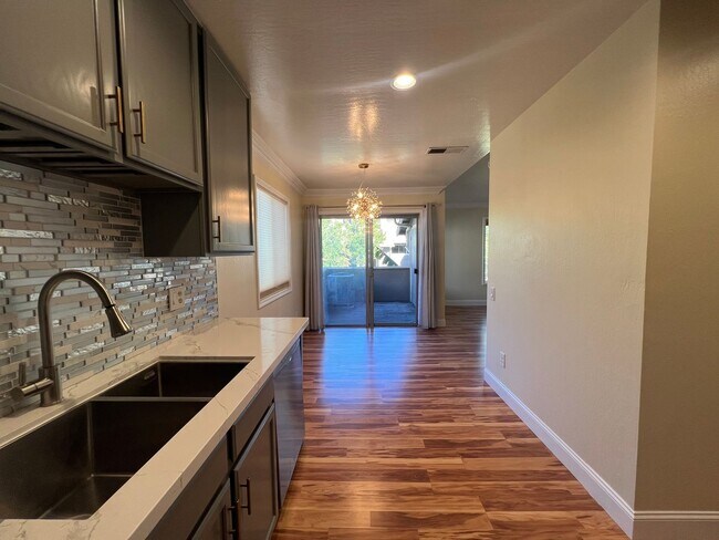 Building Photo - Modern & Renovated 2 Bed | 2 Bath Condo