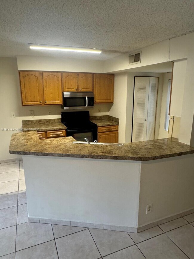 Building Photo - 9999 Summerbreeze Dr