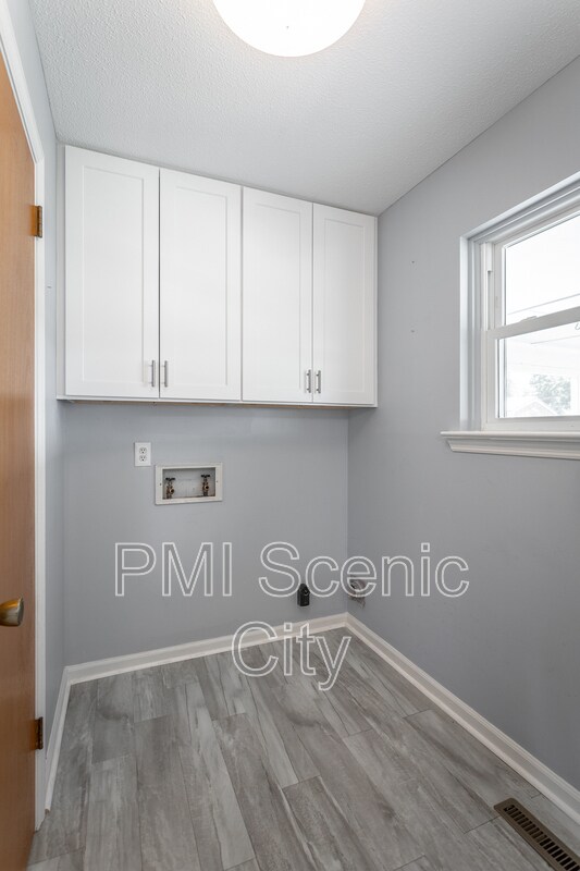 Building Photo - 8140 Holly Crest Dr