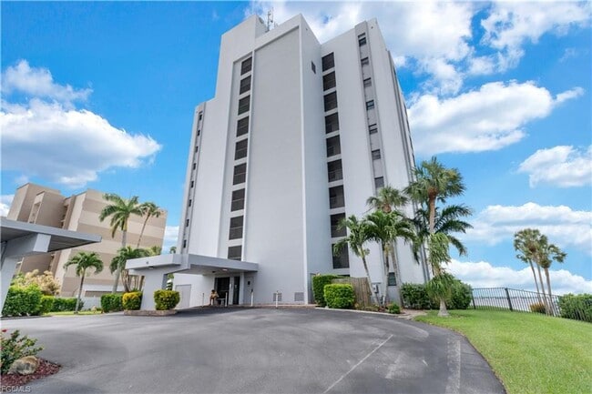 Primary Photo - Stunning 8th floor Riverfront Condo