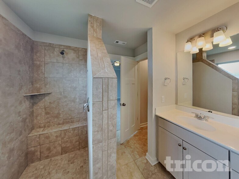 Building Photo - 4937 Kingdom Dr