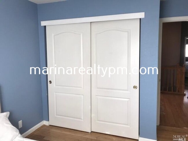 Building Photo - Gorgeous 3 bedroom 2.5 bath 2 story Townho...