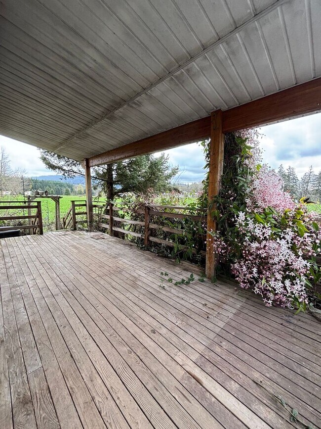 Building Photo - Perfect Home for Entertaining in Newberg - Showings Start 4/20/26