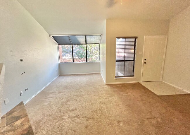 Building Photo - Centrally Located 2 Bed 1 Bath Condo