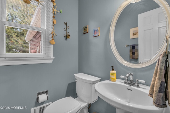 Building Photo - 2420 Cedar St