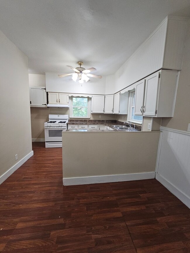 Building Photo - There is a $25 fee per application and eve...