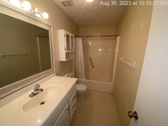 Building Photo - 429 Oakgrove Dr