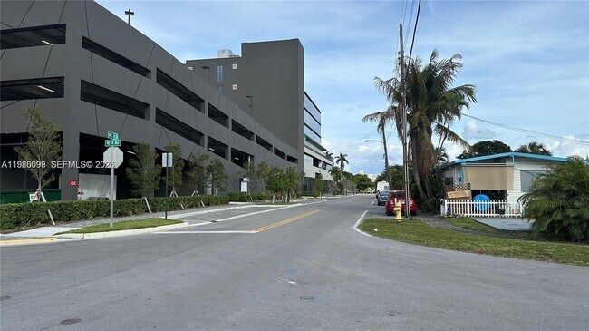 Building Photo - 514 NE 4th Ave