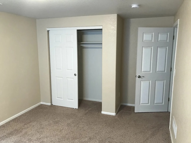 Building Photo - Spacious 5 Bedroom, 3 Bath Ranch Home with 2-Car Garage