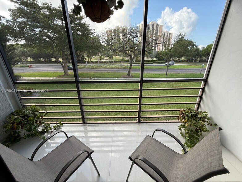Primary Photo - 20500 W Country Club Dr