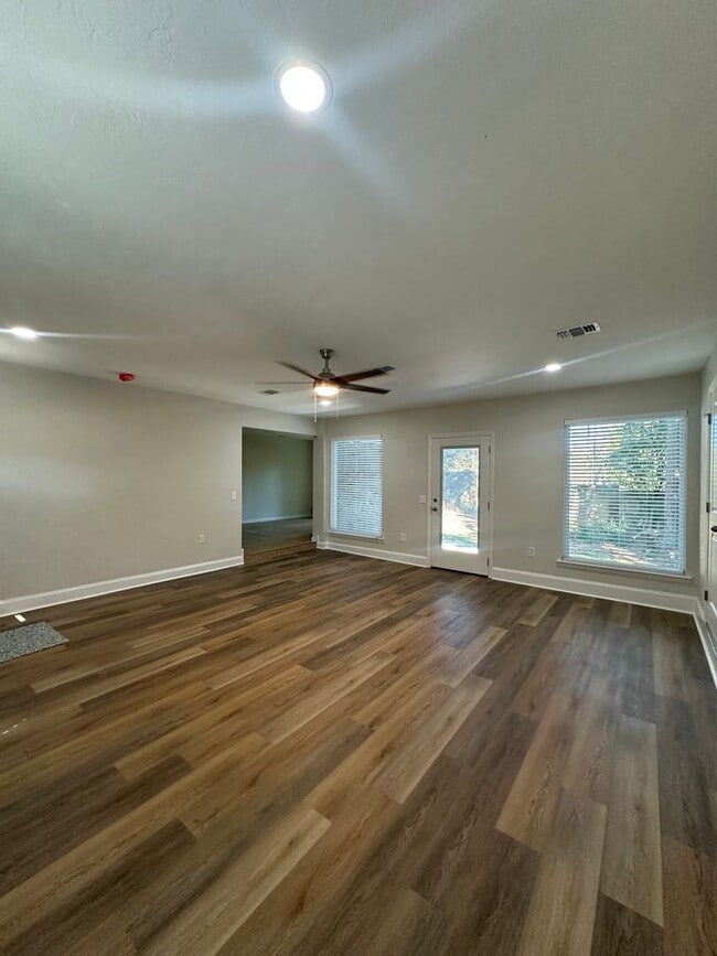 Building Photo - Newly remodeled 4/2 in the Eastgate Commun...