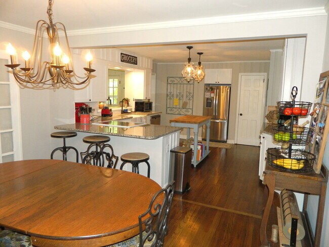 Building Photo - 744 McClure Dr
