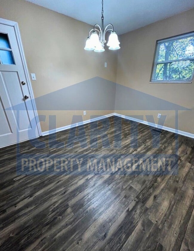Building Photo - Charming 3 Bedroom, 1 Bath Home with Garag...