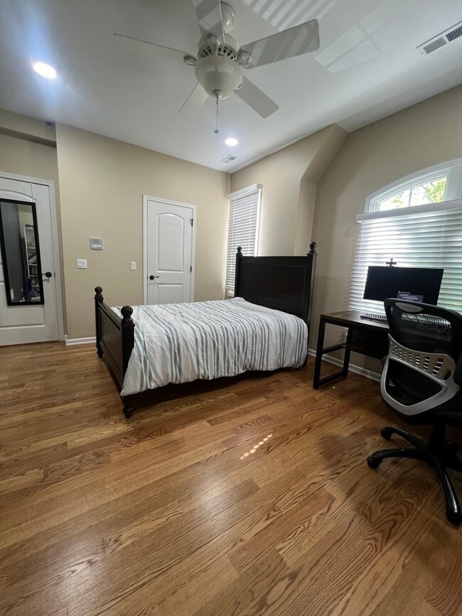 Building Photo - 1231 Caroline Ct