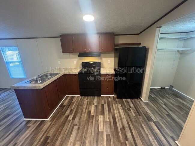 Building Photo - 9499 Wendi Dr NE