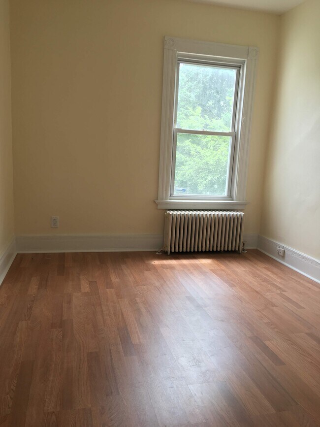 Building Photo - 196 Frank St