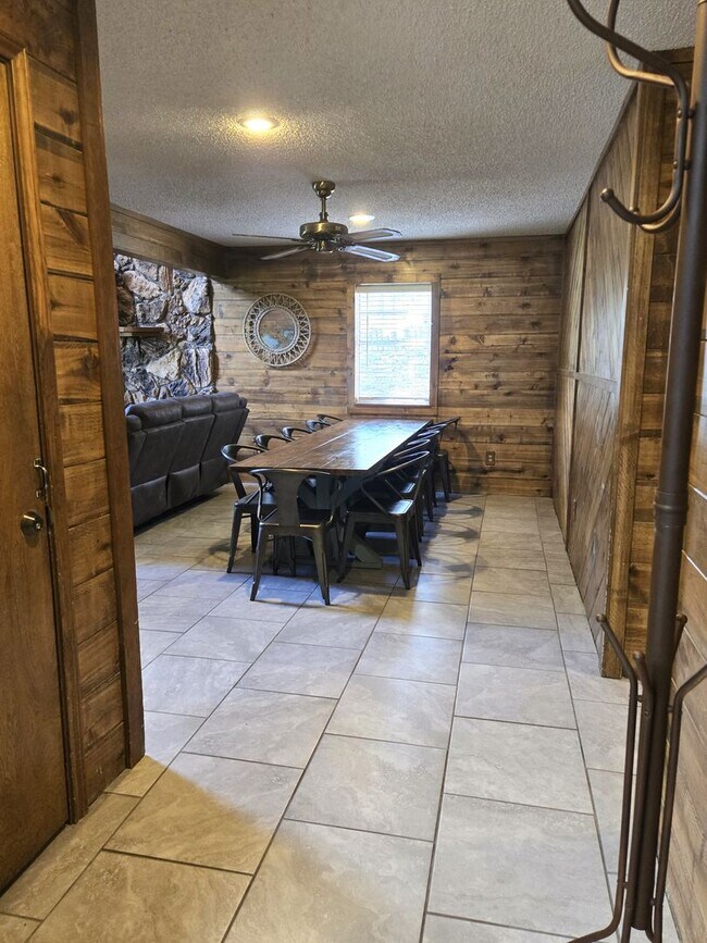Building Photo - Large Three Bedroom Home Close To Midtown ...