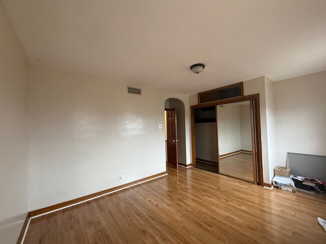 Building Photo - 3 bedroom 1.5 bath house available in Nort...