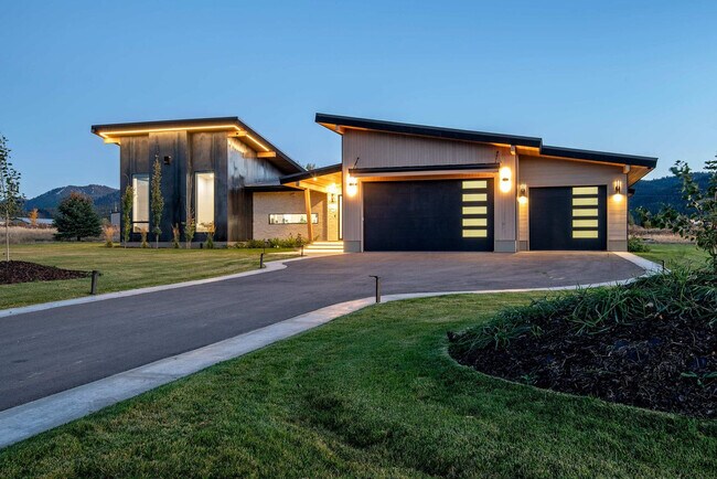 Building Photo - 779 Lucia Ln