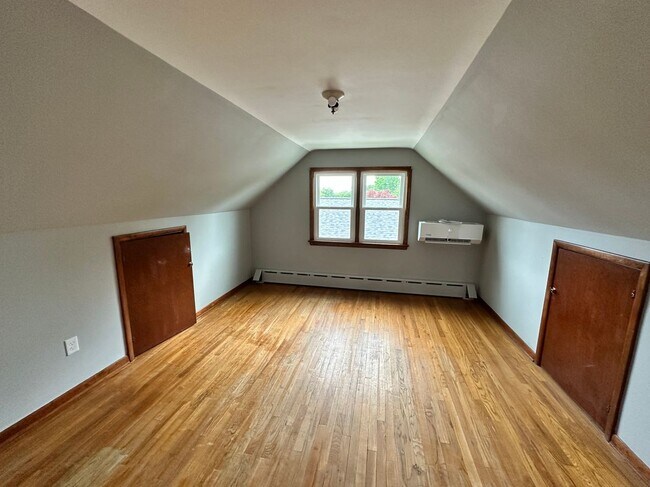 Building Photo - 320 Barclay Ave