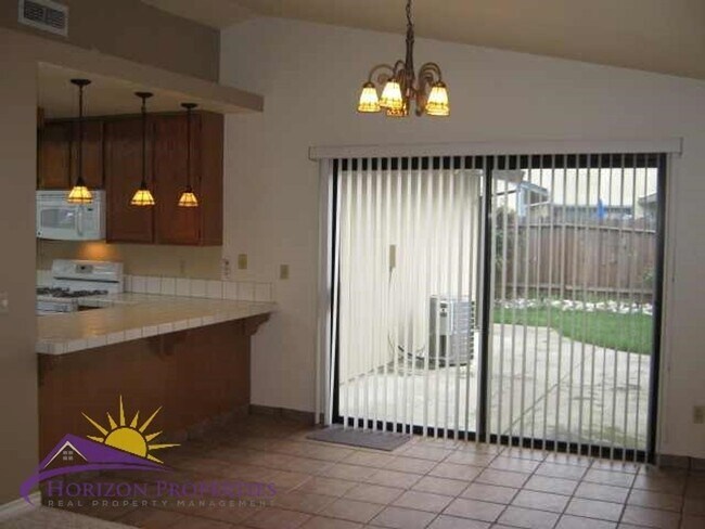 Building Photo - Open 2 Bed 2 Bath Natomas Duplex Unit
