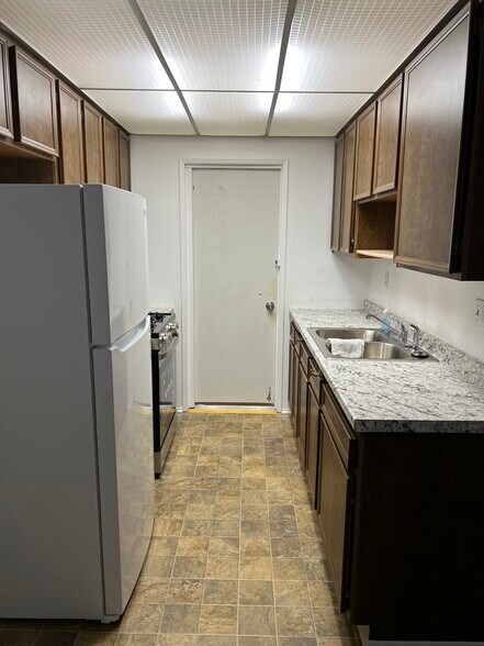 Building Photo - 1931 Nuevo St