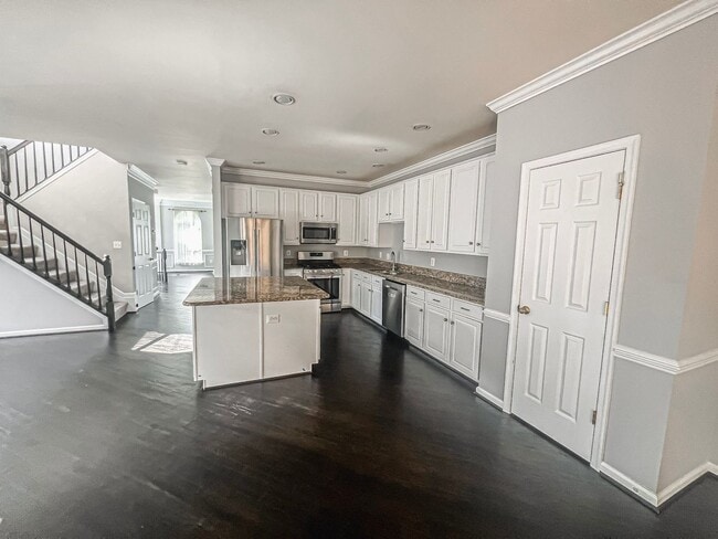 Building Photo - Stunning 3 Bed 3.5 Bath Brick Colonial End-Unit Townhome In Vibrant Kingstowne Community