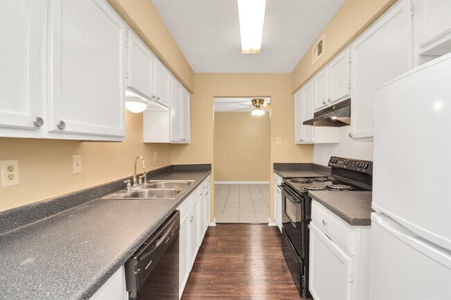 Building Photo - 7400 Bellerive Dr