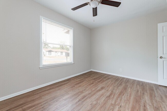 Building Photo - 875 Utopia Ln