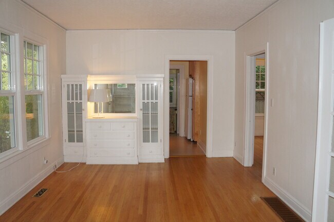 Building Photo - N.E Rose City Bungalow Pet Friendly