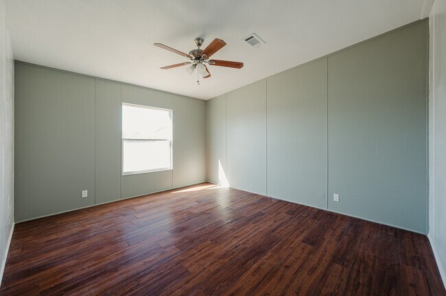 Building Photo - 2423 N Redondo Ave