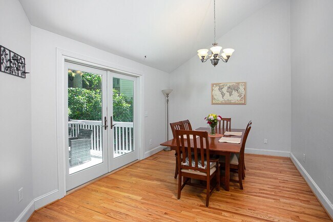 Building Photo - Contemporary 3-Bedroom 2-Bath Townhome in Chapel Hill Close to UNC and Hospital!