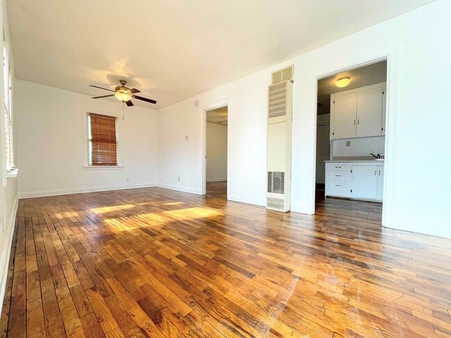 Building Photo - 1 bedroom house with fenced in yard