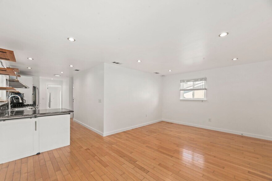 Building Photo - 662 Rosecrans Ave