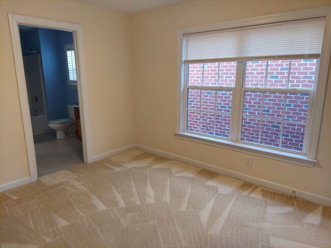 Building Photo - 3 Bed 2.5 Bath Townhouse